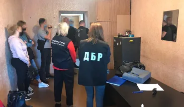 51 000 гривень за непритягнення до відповідальності та повернення раніше вилученого посвідчення водія — ДБР повідомило про підозру поліцейському
